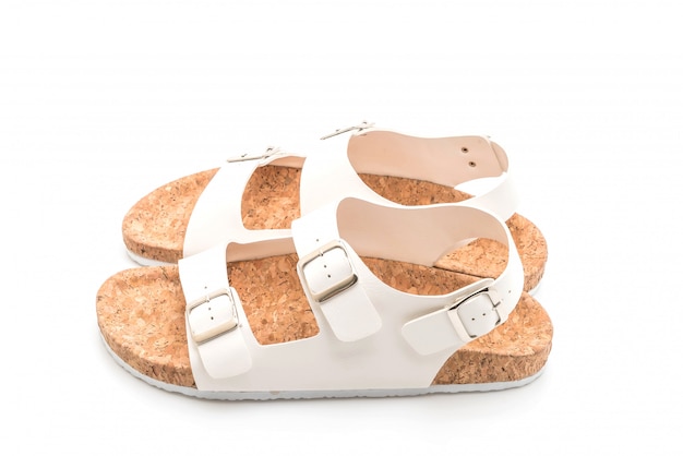 sandalias de cuero unisex sobre fondo blanco