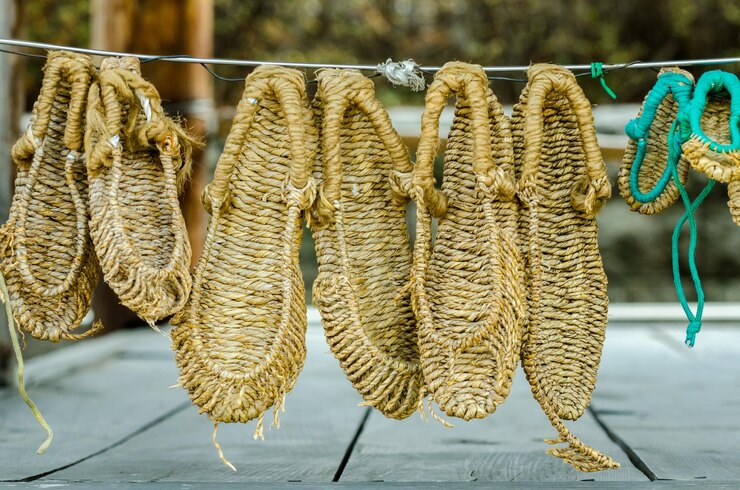 Foto sandálias feitas à mão usando sisal em namsangol hanok village seul coreia do sul