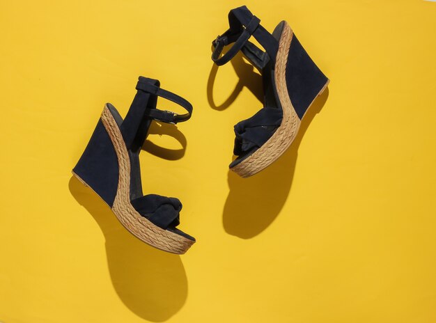 Sandálias femininas elegantes na plataforma em papel amarelo