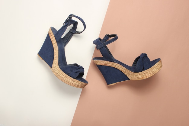 Sandálias femininas em uma plataforma em uma mesa colorida. em forma. Sapatos de verão na moda