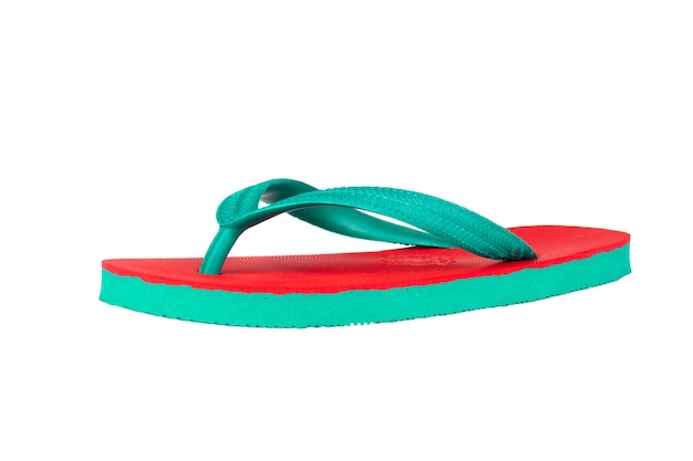 Sandalias flip flops color rojo verde aislado sobre fondo blanco.