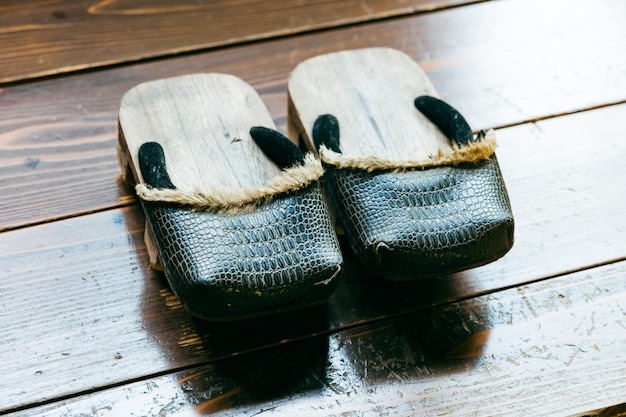 Foto sandálias geta vintage em um chão de madeira moda japonesa e acessórios tradicionais