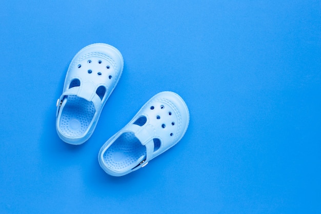 Sandalias de goma azul para niños en azul.