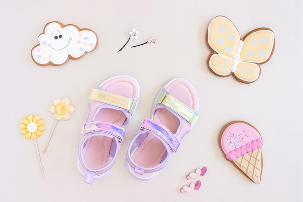 Sandálias holográficas elegantes para crianças em fundo cinza Sapatos de verão de moda brilhante Flat lay Vista superior