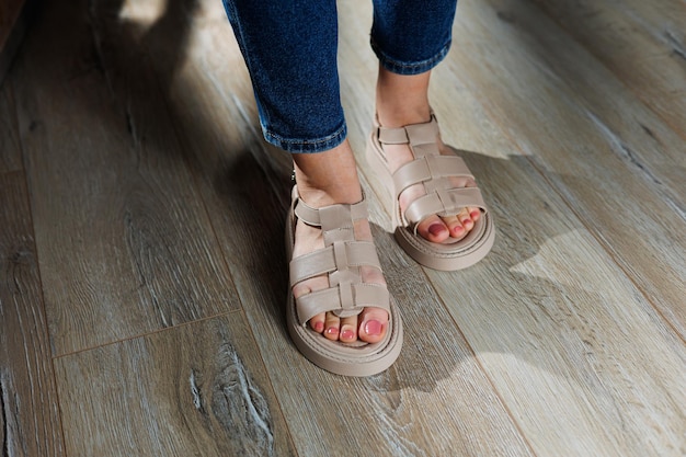 Sandalias de mujer de verano Colección de sandalias de verano de cuero para mujer Piernas femeninas delgadas en sandalias de cuero beige sin tacones