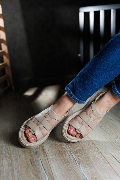 Sandalias de mujer de verano Colección de sandalias de verano de cuero para mujer Piernas femeninas delgadas en sandalias de cuero beige sin tacones