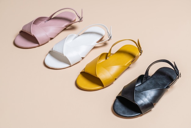 Foto sandalias de piel para mujer y mujer con slingback.