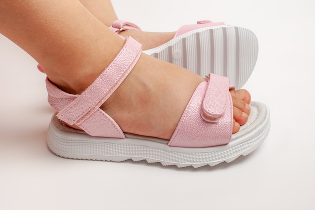 Sandalias rosa con aislamiento sandalias rosa para niños con suela blanca y cierres de velcro aislado en un ...