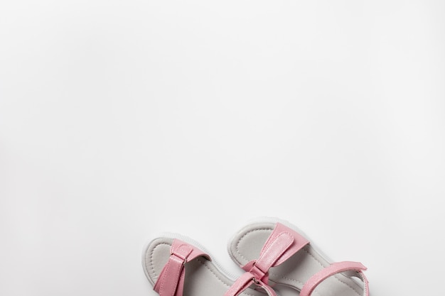 Sandalias rosa con aislamiento sandalias rosa para niños con suela blanca y cierres de velcro aislado en un ...