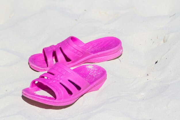 Sandalias rosas en el bach.