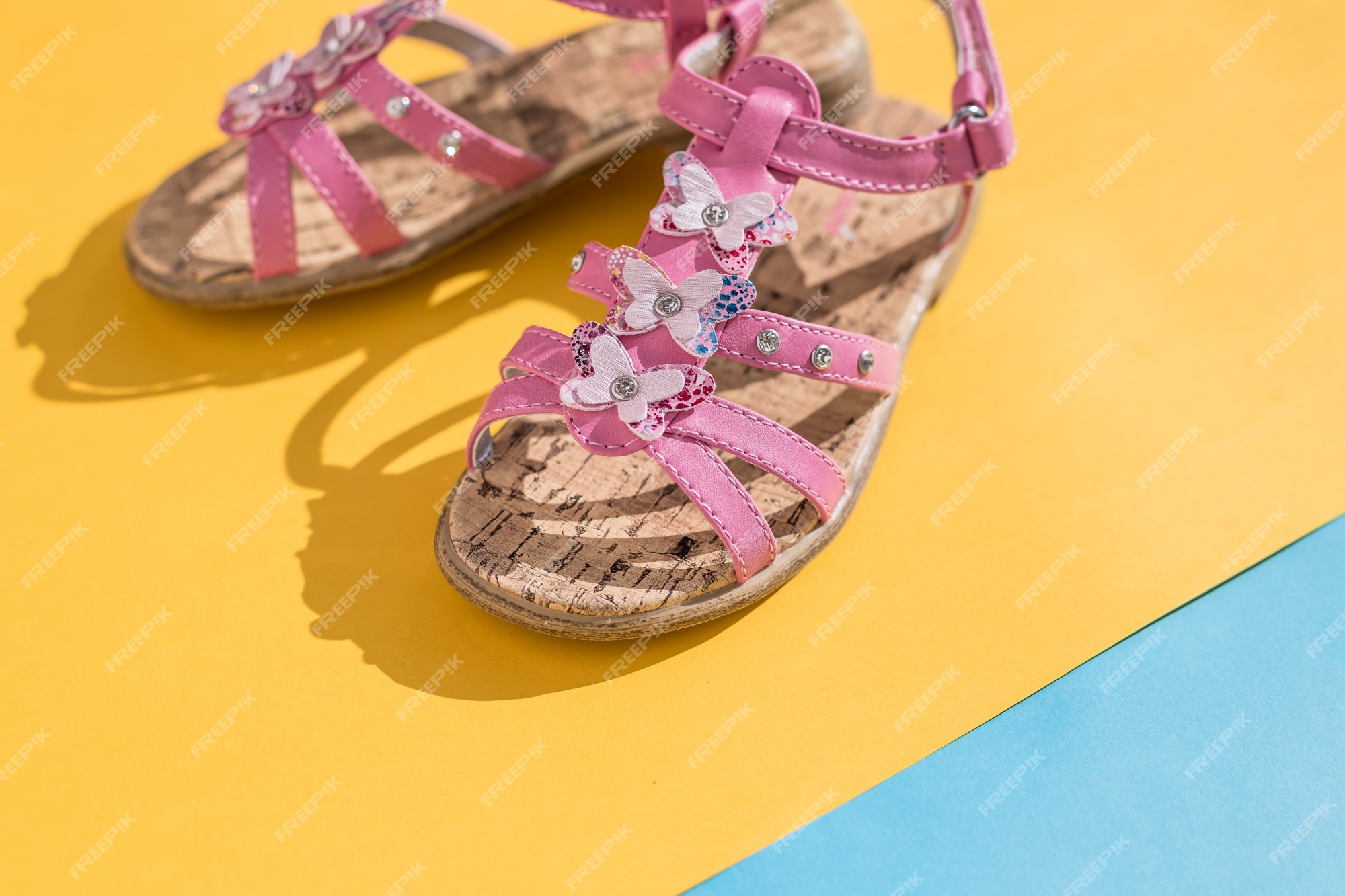 Sandalias de verano para niños. zapatos de bebé, calzado de niña rosa, sandalias de cuero, mocasines. sandalias cuero blanco niña | Foto Premium