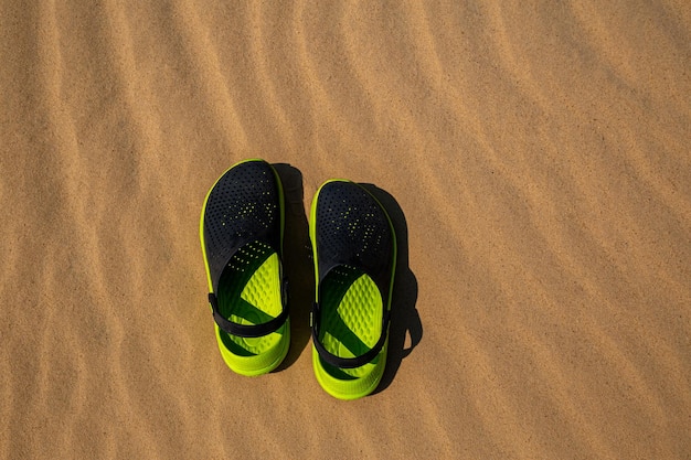 Sandalias de zueco en el desierto en un día caluroso