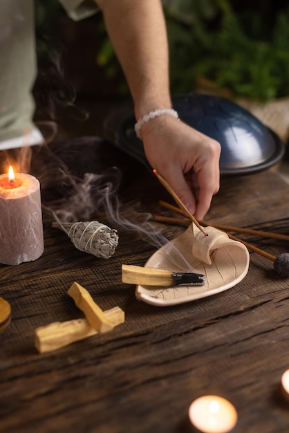 Sândalo para relaxamento e meditação conceito de meditação