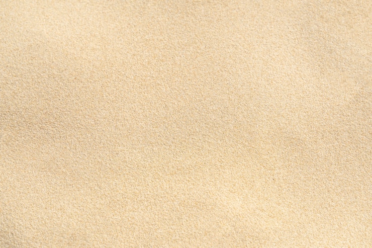 Foto sandbeschaffenheitshintergrund auf dem strand. hellbeige meersand-texturmuster, sandstrandhintergrund.