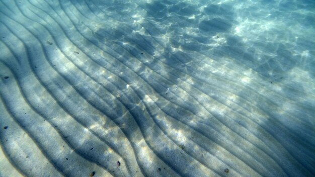 Sandboden-Unterwasserschwimmen in der türkisfarbenen Lagune