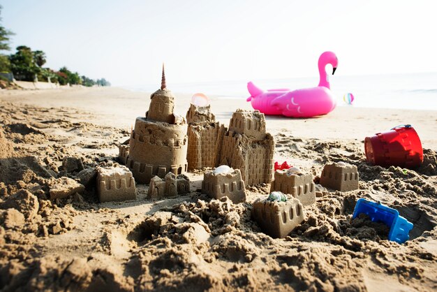 Sandburg an einem warmen Strand