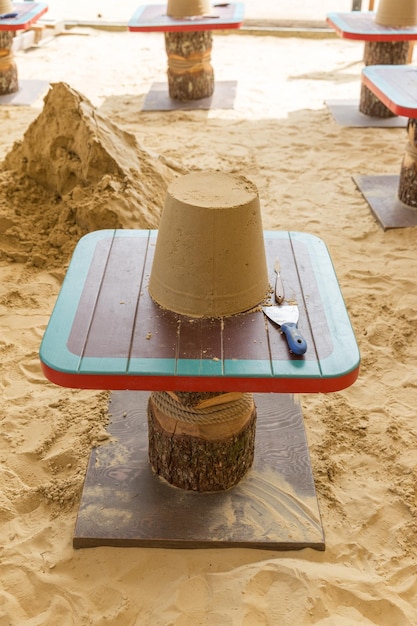 Sandburg, die von Kindern während einer Bastelstunde am Strand gebaut wurde