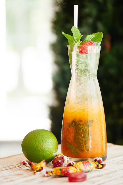 Sanddorn-Berberitzenbeerlimonade in der Glas-, Orangen- und Süßigkeit barbariska Nahaufnahme auf einem Holztisch