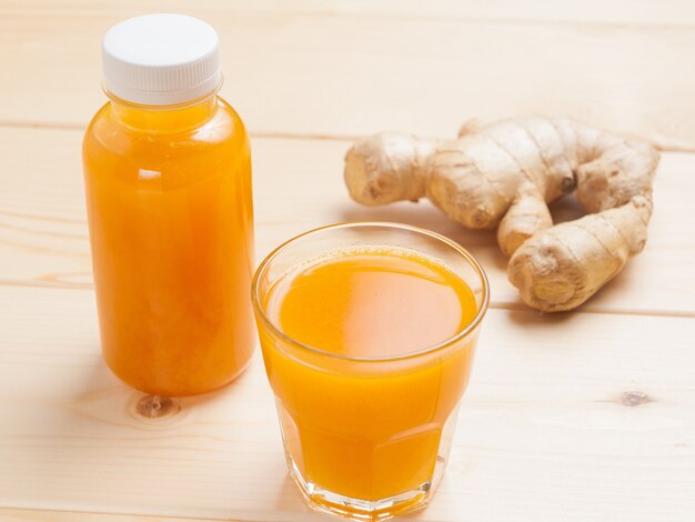 Sanddorn Limonade in einer Flasche und in einem Glas