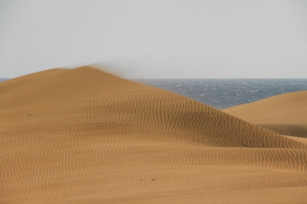 Sanddünen am Meer gegen den Himmel auf der Grand Canary