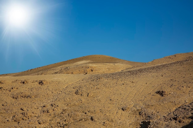 Sanddünen in der judäischen Wüste des Toten Meeres Israel Mountain Fantasy-Landschaft am Himmelshintergrund Sonniger Himmel über salzigen Klippen große Salzberge Sodom und Gomorrah Judäische Wüste Salzschichten