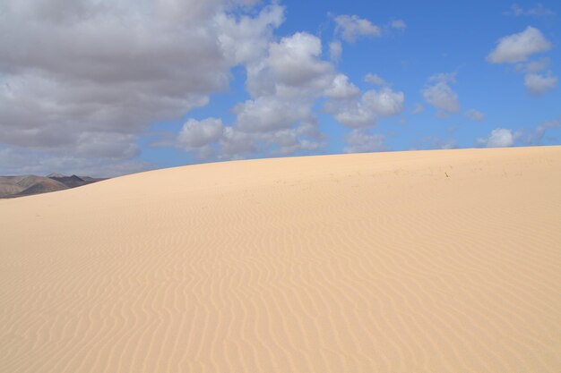 Sanddünen in der Wüste gegen den Himmel