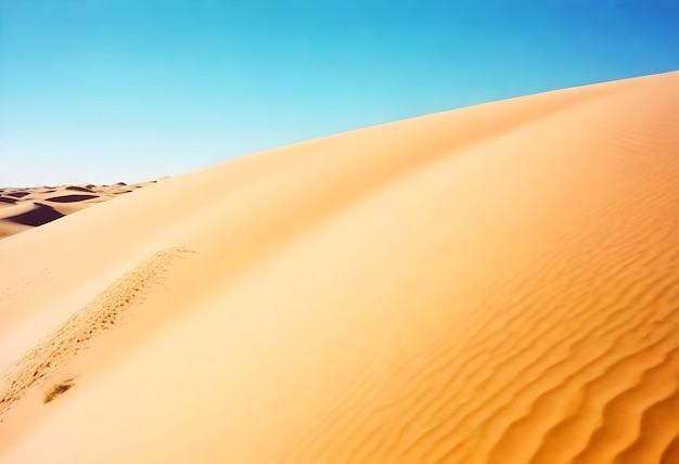 Sanddünen unter einem klaren blauen Himmel