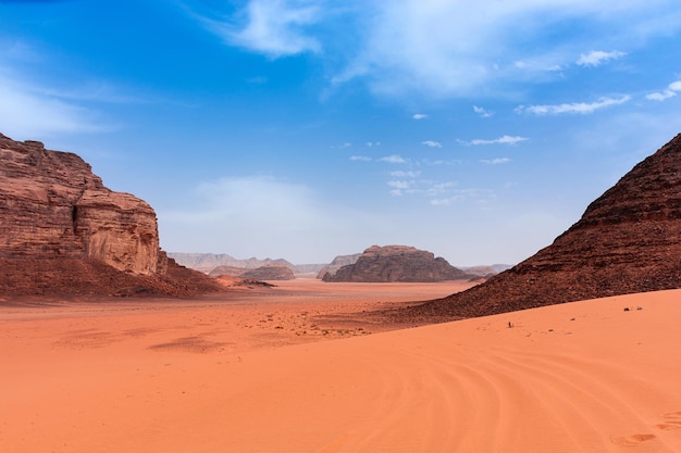 Sande und Berge der Wüste Wadi Rum in Jordanien schöne Tageslandschaft