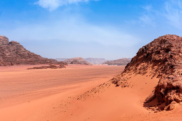 Sande und Berge der Wüste Wadi Rum in Jordanien schöne Tageslandschaft