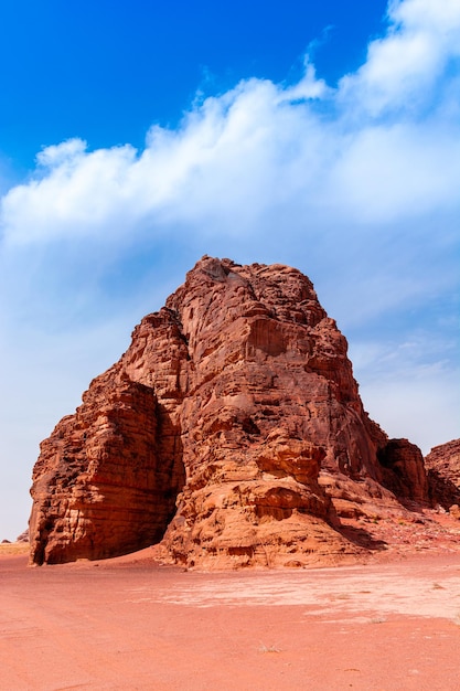 Sande und Berge der Wüste Wadi Rum in Jordanien schöne Tageslandschaft