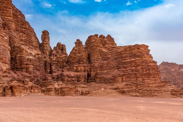 Sande und Berge der Wüste Wadi Rum in Jordanien schöne Tageslandschaft