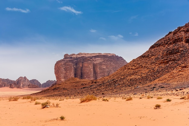 Sande und Berge der Wüste Wadi Rum in Jordanien schöne Tageslandschaft