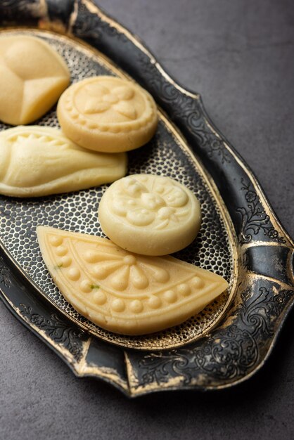 Sandesh o shondesh es un postre originario de la India de Bengala creado con leche y azúcar