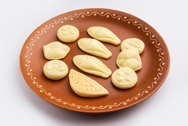 Sandesh o shondesh es un postre originario de la India de Bengala creado con leche y azúcar