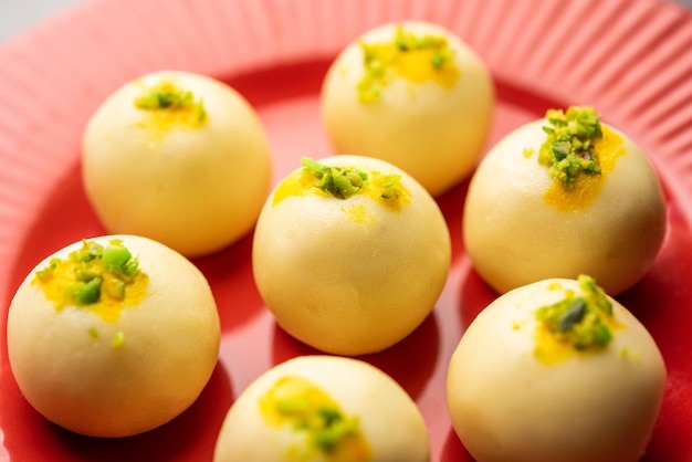 Sandesh o shondesh es un postre originario de la India de Bengala creado con leche y azúcar