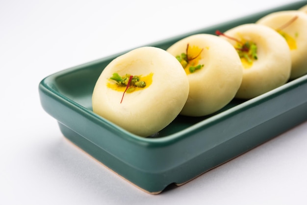 Sandesh o shondesh es un postre originario de la India de Bengala creado con leche y azúcar