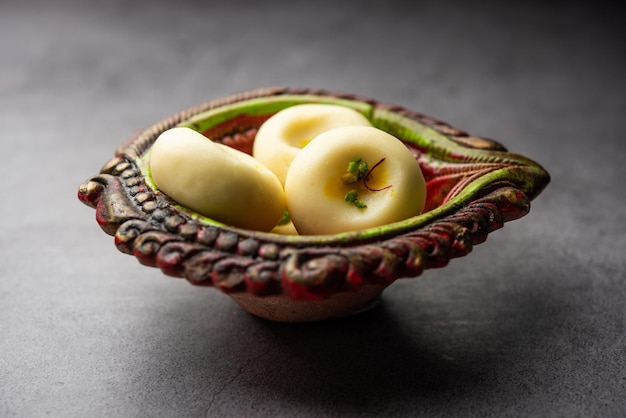 Sandesh o shondesh es un postre originario de la India de Bengala creado con leche y azúcar