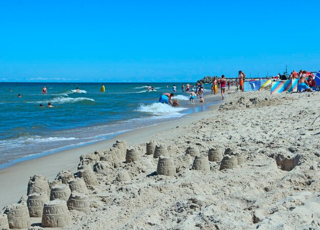 Sandhäuser, die von Kindern am Meer gebaut wurden Sommerferien Entspannungskonzept