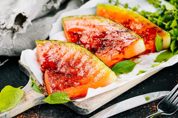 Sandía dulce tostada con pimiento rojo y menta