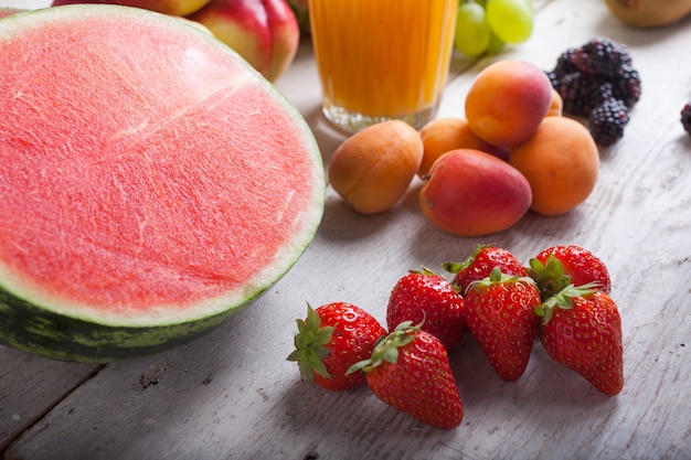 Sandia y frutas variadas