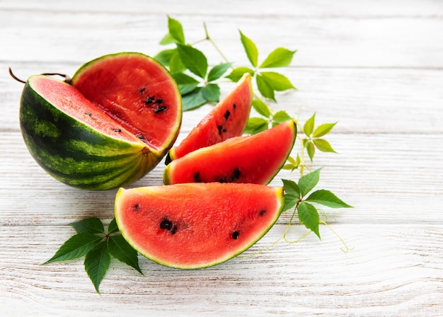 Sandia con hojas verdes