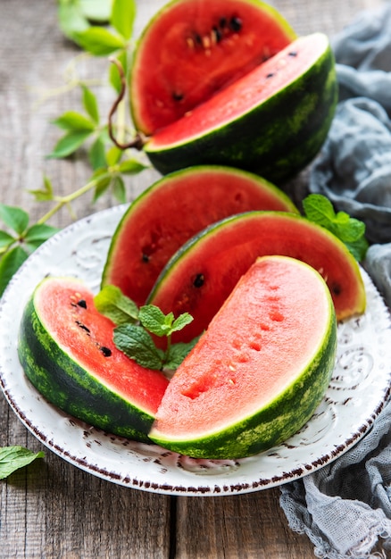 Sandia con hojas verdes