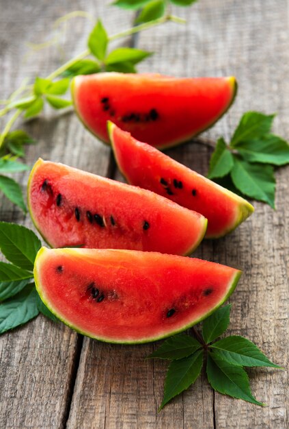 Sandia con hojas verdes