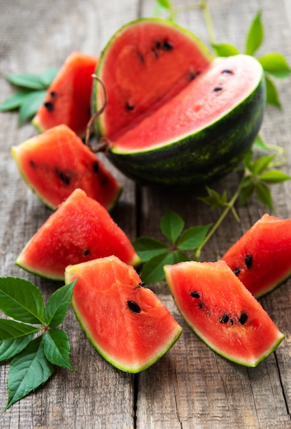 Sandia con hojas verdes