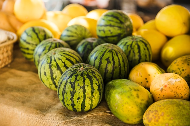 Foto sandía; papaya y melón en puesto de mercado.