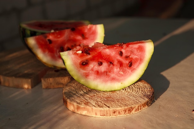 Foto sandía en rodajas en un plato de madera