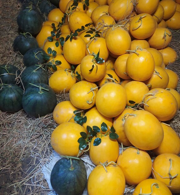 las sandías y los melones yacen en el suelo del mercado