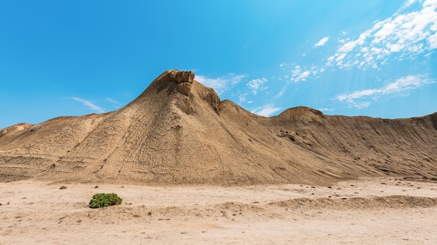 Sandige Berggipfel in den Wolken