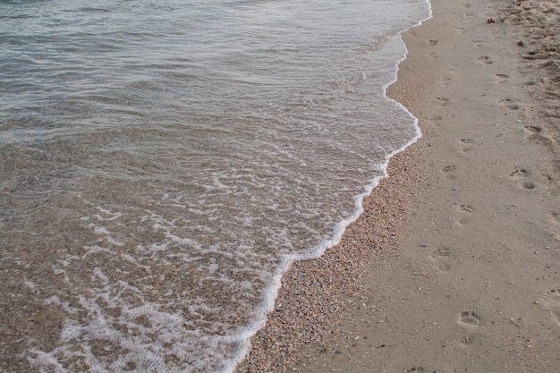 Sandige Küste mit klarem Meerwasser