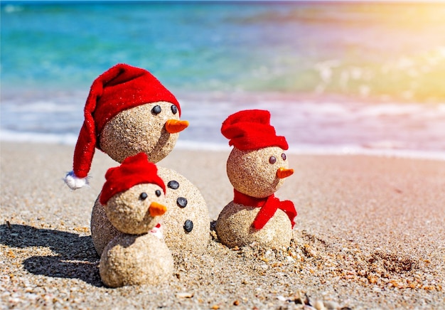 Sandige Schneemänner. Urlaubskonzept kann für Neujahrs- und Weihnachtskarten verwendet werden
